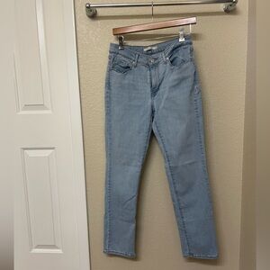 LEVI’S Classic Straight 8
Women's Light Blue Jeans